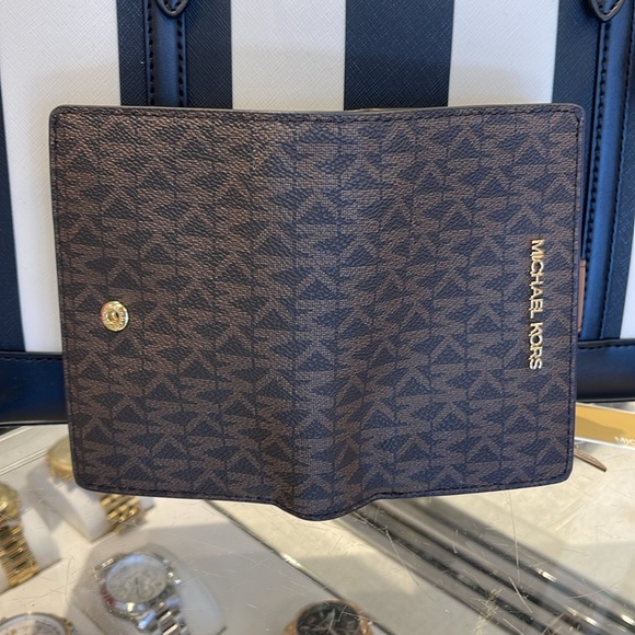 MICHAEL KORS
Jet Set Travel Medium Bifold Zip Signature Logo Wallet 
Brown 
NWT - Picture 16 of 16